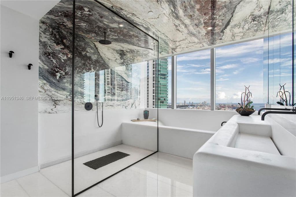 4-bedroom Property — 851 NE 1st Ave Unit 3411