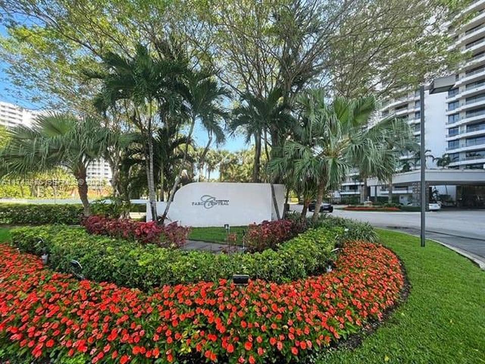 2+1 Condo — 3300 NE 192nd St APT 111