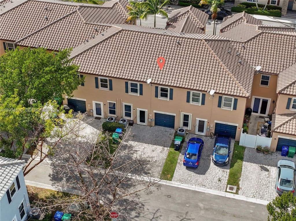 4-bedroom Property — 16958 SW 92nd St #16958