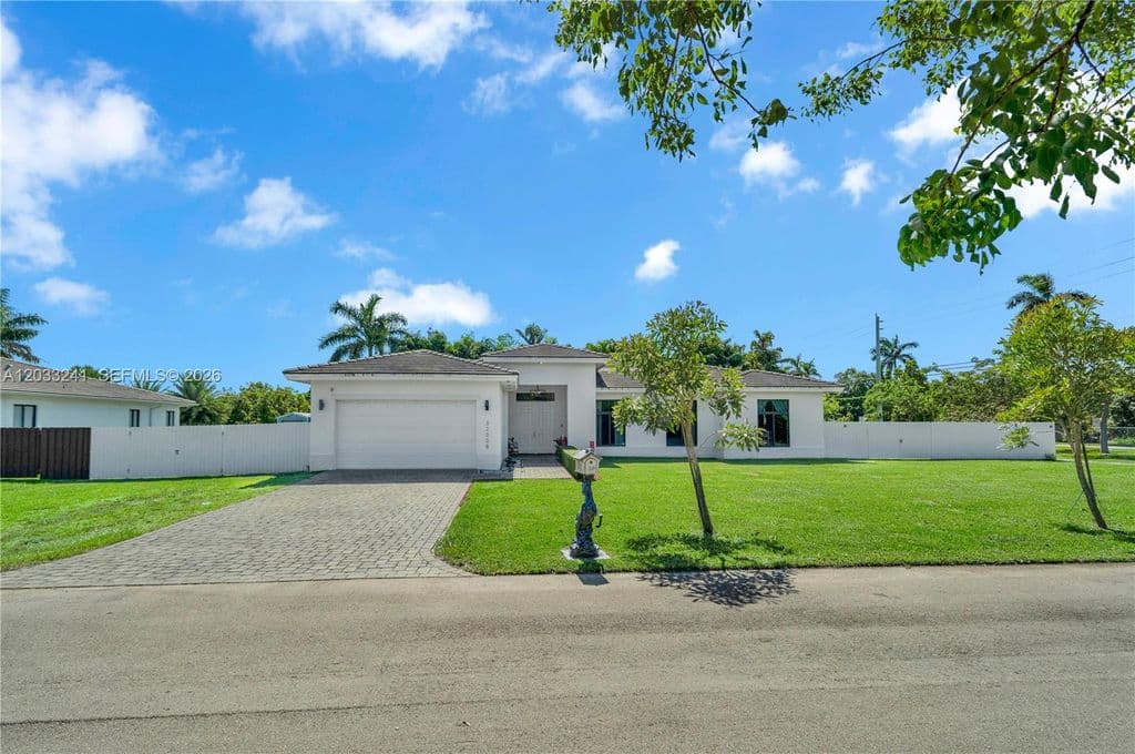 5-bedroom Single-Family Home — 32008 SW 199th Ave