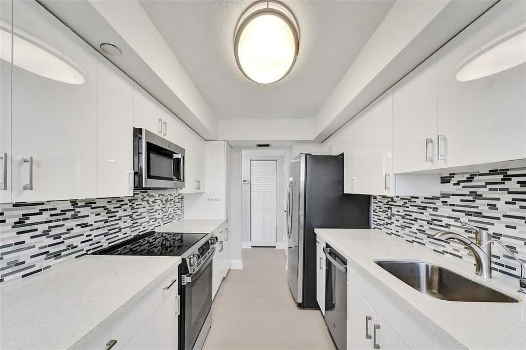 2+1 Condo — 1000 St Charles Place #305