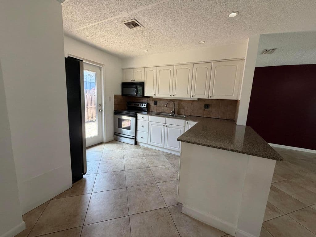 3-bedroom Single-Family Home — 4250 NE 12th Avenue