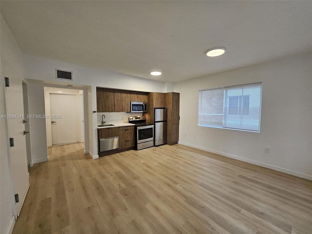 1-bedroom Condo — 557 Michigan Ave #211