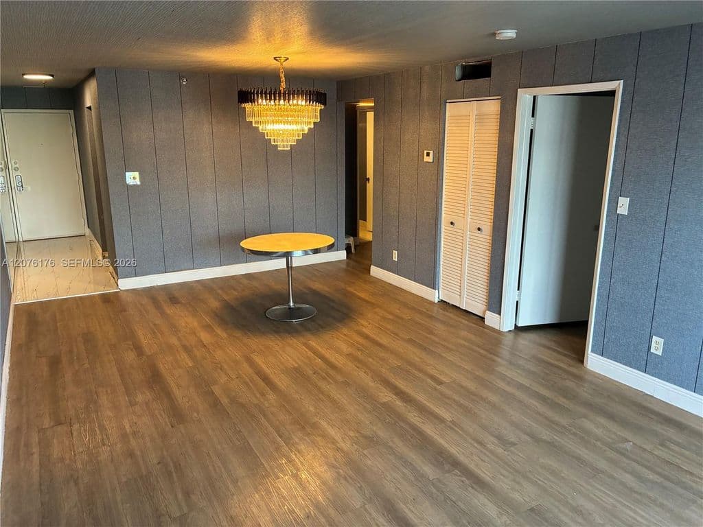 2+1 Condo — 4301 Collins Ave APT 402