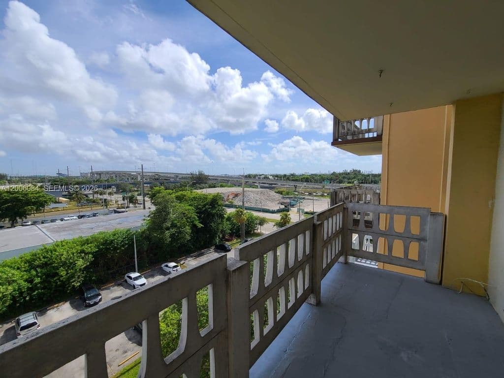 1+1 Condo — 15600 NW 7th Ave APT 709