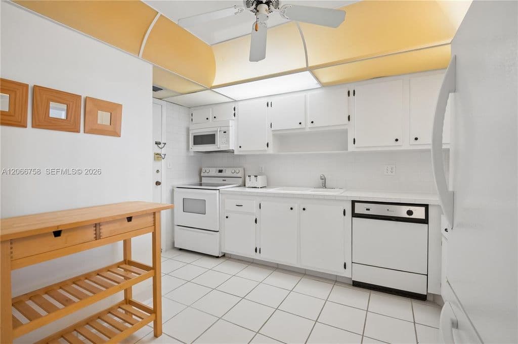 1+1 Condo — 200 Diplomat Pkwy APT 830