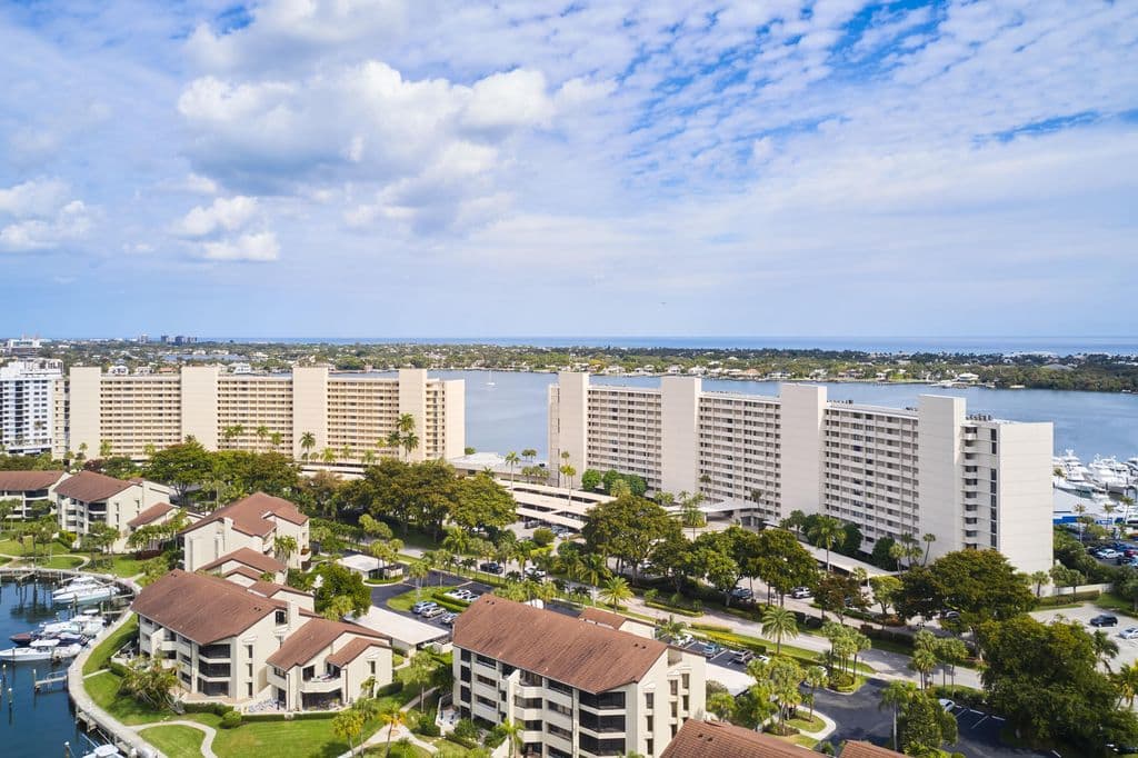 2+1 Condo — 136 Lakeshore Drive #211