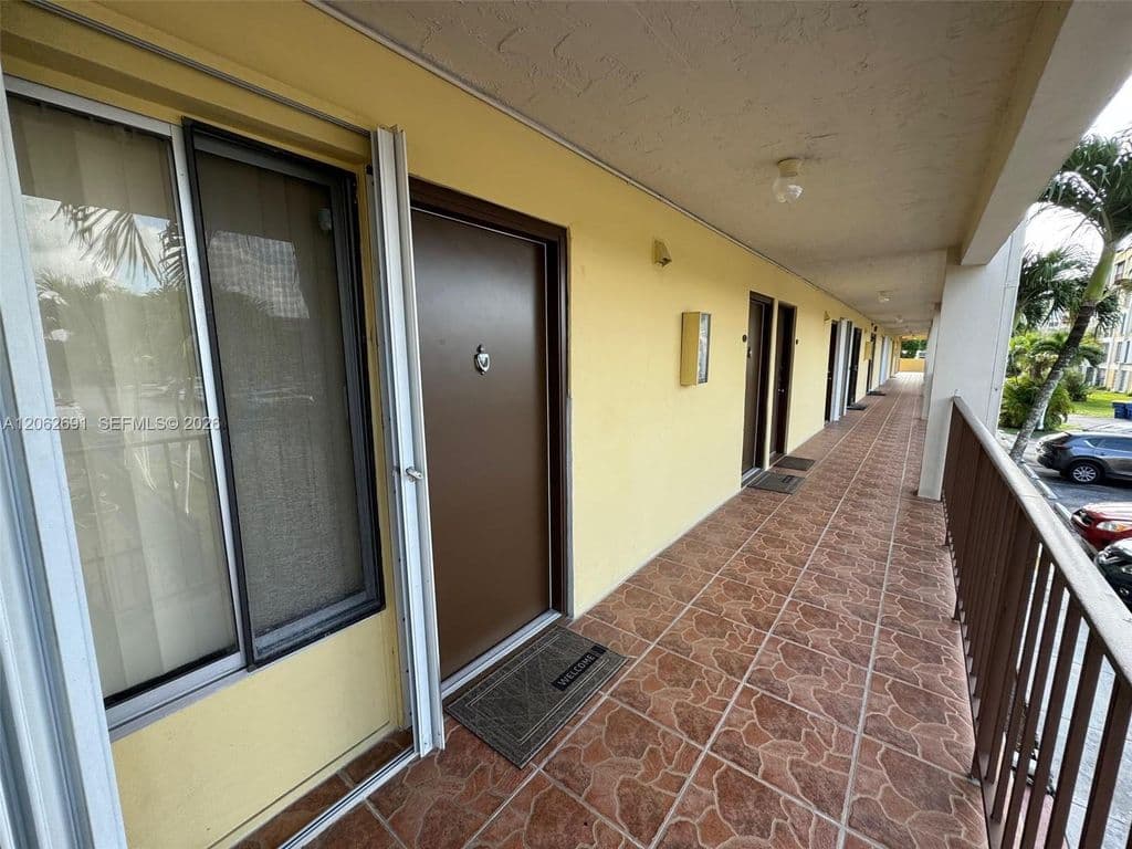 3-bedroom Condo — 9240 Fontainebleau Blvd APT 204