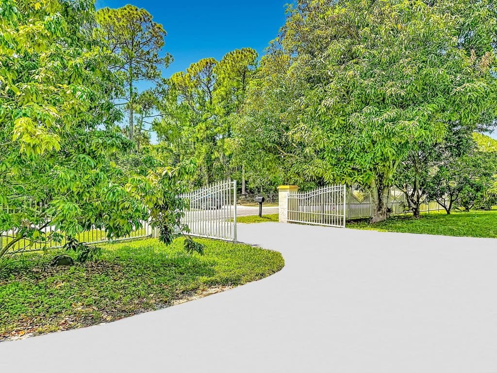 4-bedroom Single-Family Home — 12821 N 86th Rd Road N