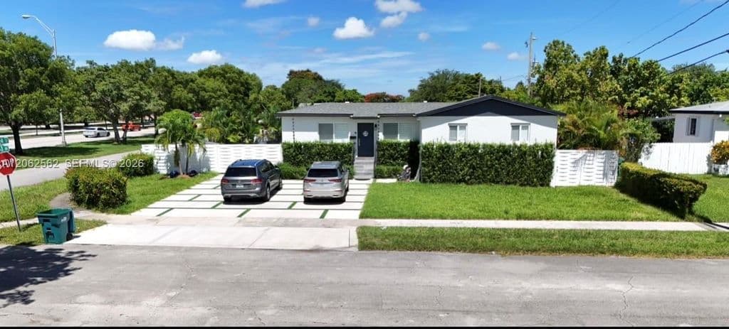 3+1 Müstakil ev — 2401 SW 83rd Ave