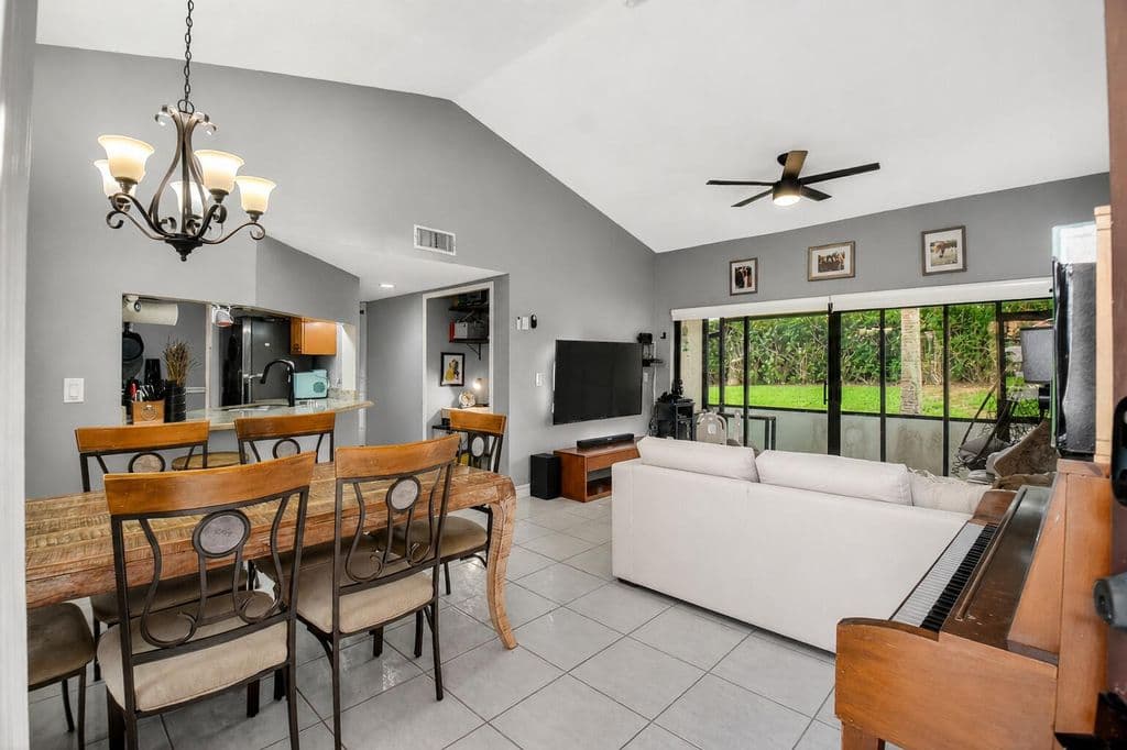 2-bedroom Condo — 14 Via De Casas Sur #104
