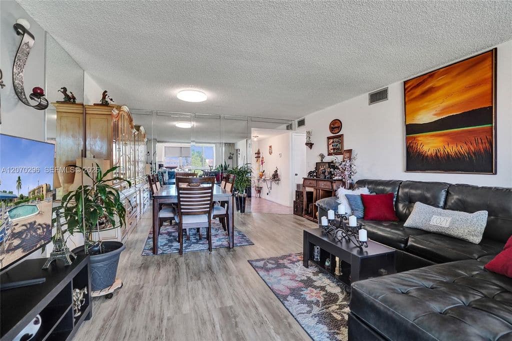 2-bedroom Condo — 9461 Sunrise Lakes Blvd APT 208