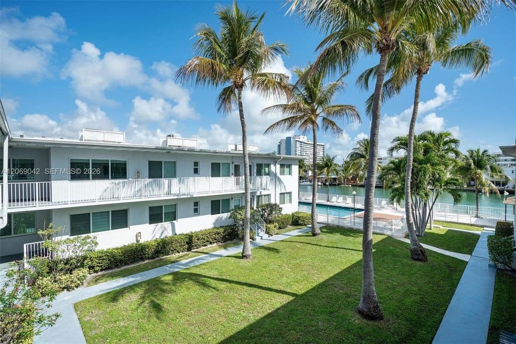 2+1 Condo — 7207 Bay Dr APT 11