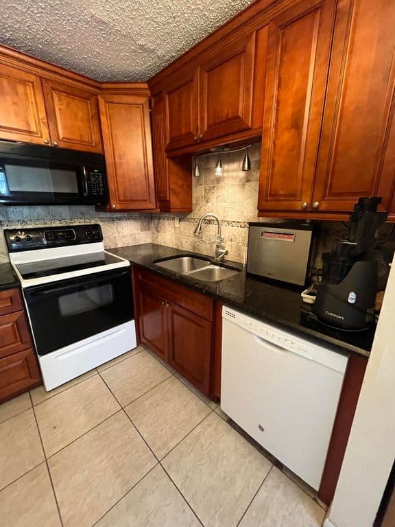 1+1 Condo — 7 FLANDERS A