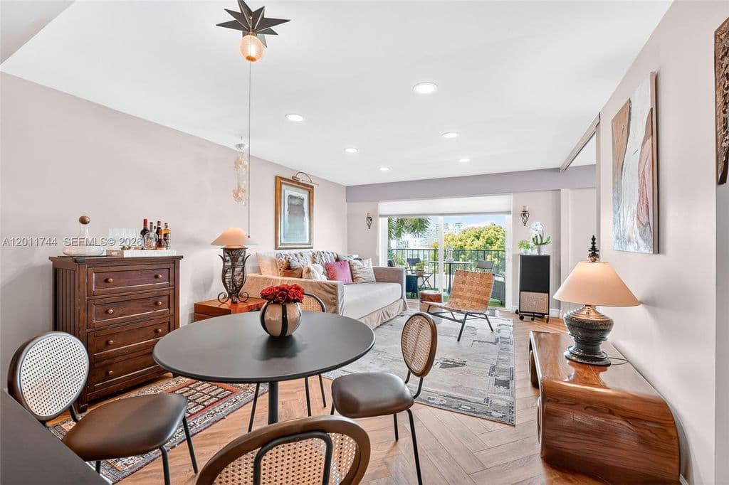 2+1 Condo — 1455 West Ave APT 501