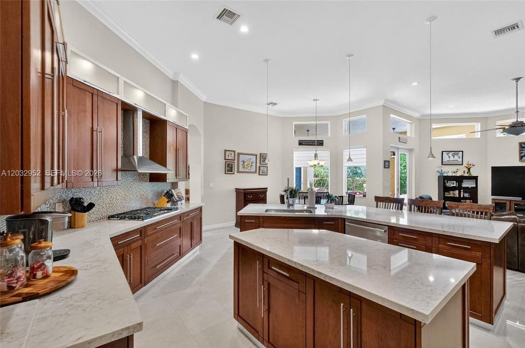 6-bedroom Single-Family Home — 8920 SW 162nd Ter