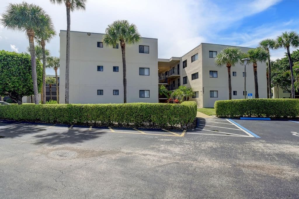 2-bedroom Condo — 5370 Las Verdes Circle #324