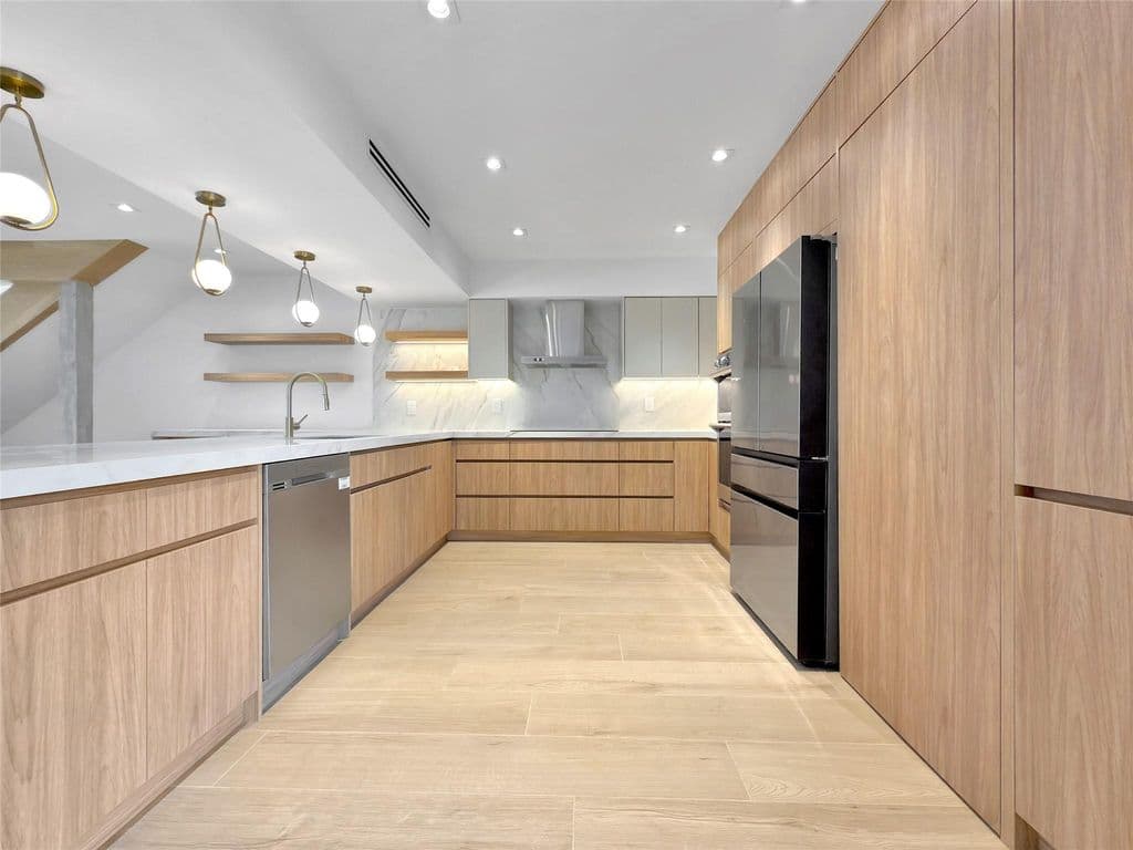 4+1 Müstakil ev — 729 NE 17th Terrace