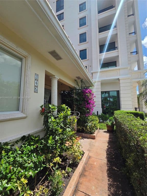 2+1 Müstakil ev — 345 Malaga Ave