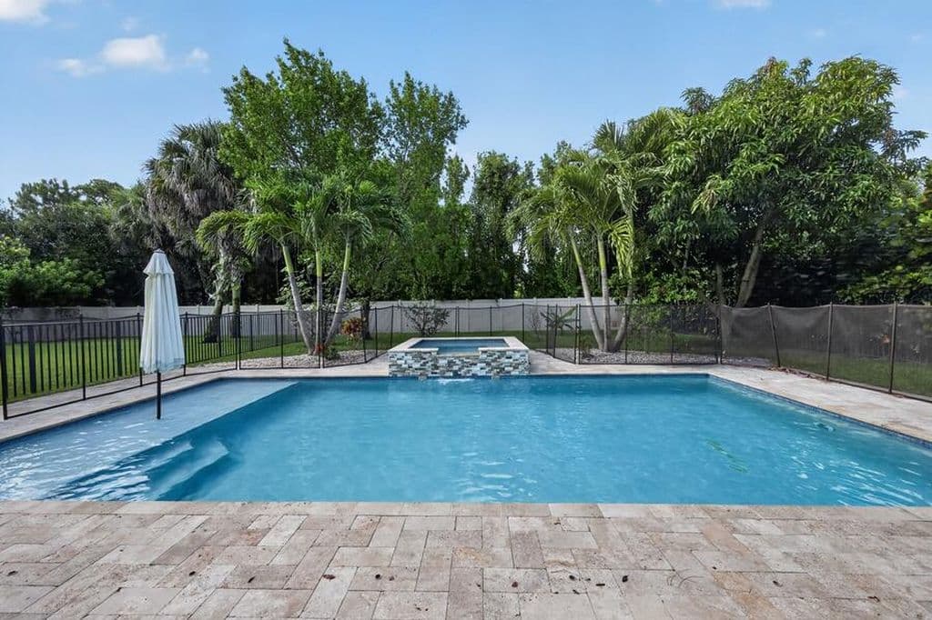 5-bedroom Single-Family Home — 7050 Limestone Cay Road