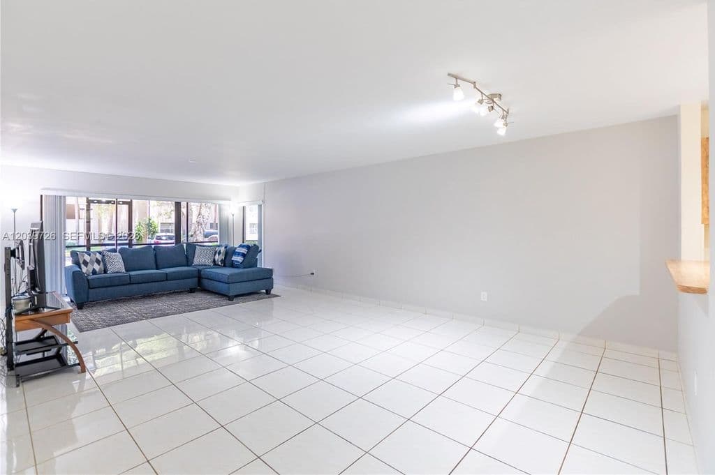 2+1 Condo — 601 Ives Dairy Rd APT 101-8