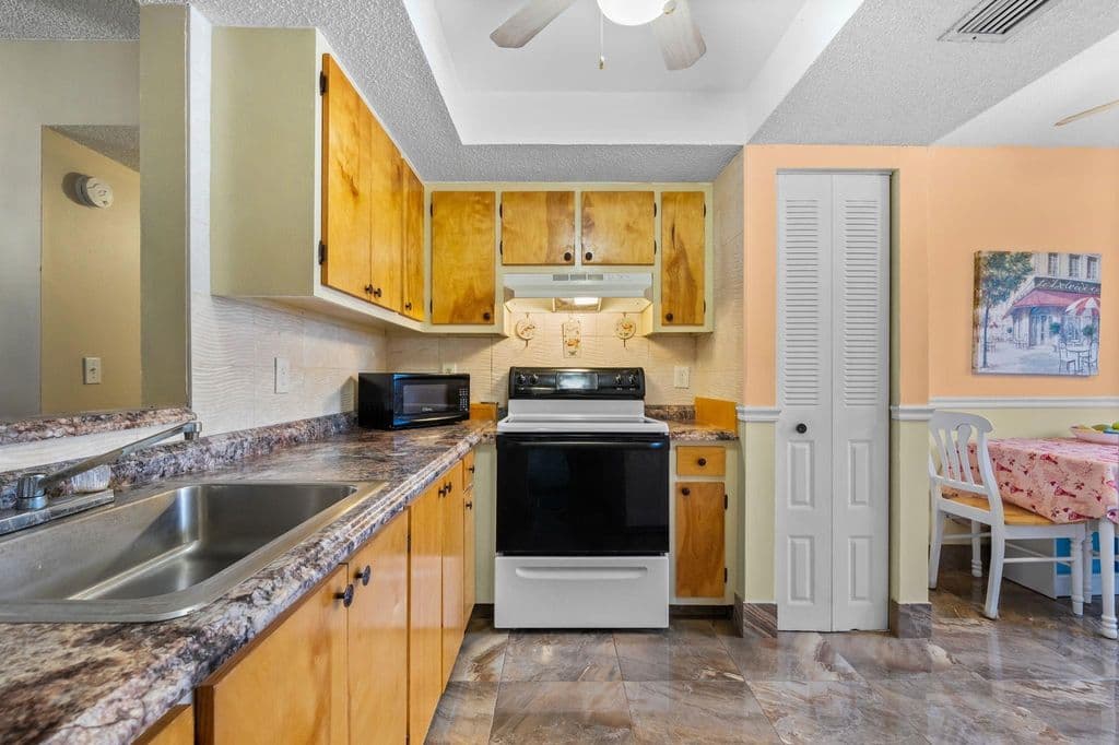 2-bedroom Condo — 10 Willowbrook Lane #108