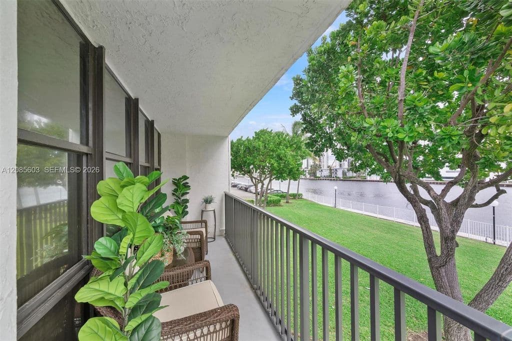 2+1 Condo — 1000 Parkview Dr APT 220