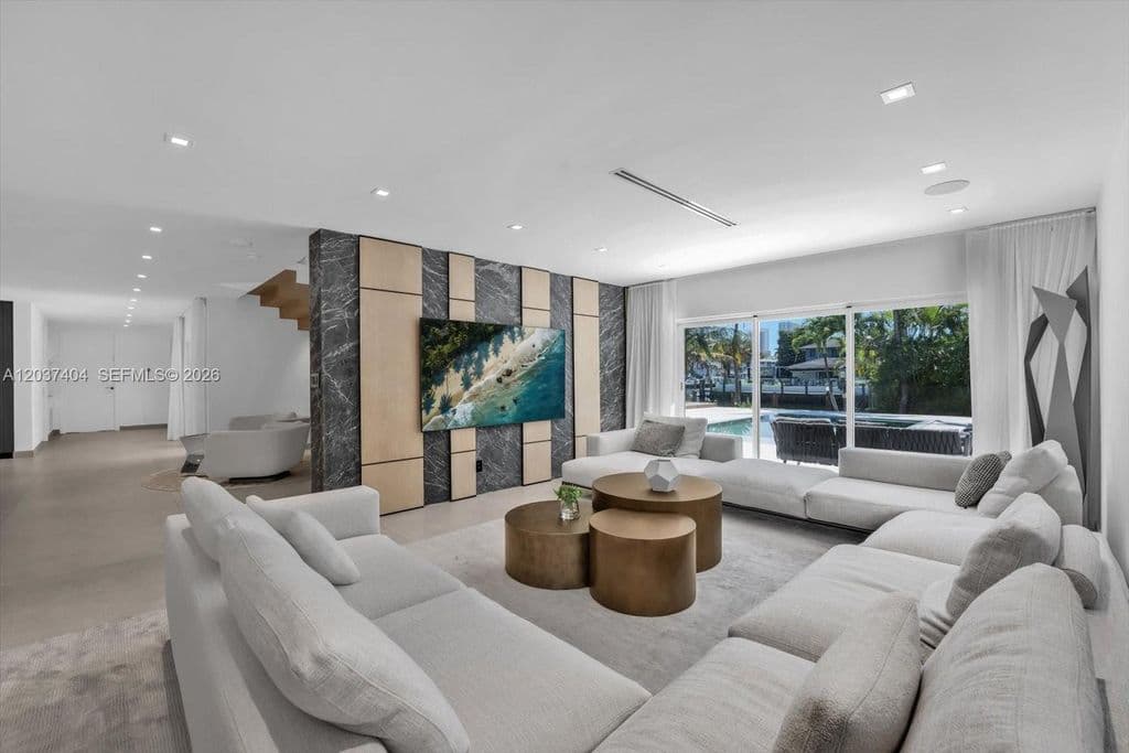 6-bedroom Single-Family Home — 431 Layne Blvd