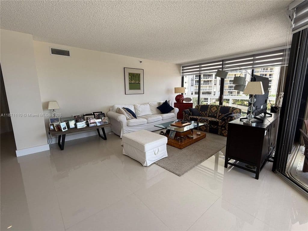 3+1 Condo — 20185 E Country Club Dr APT 510