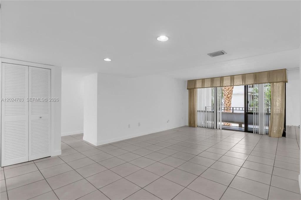 3-bedroom Condo — 13951 Kendale Lakes Cir #208A