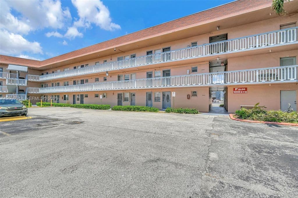 1-bedroom Condo — 18555 NE 14th Ave APT 502