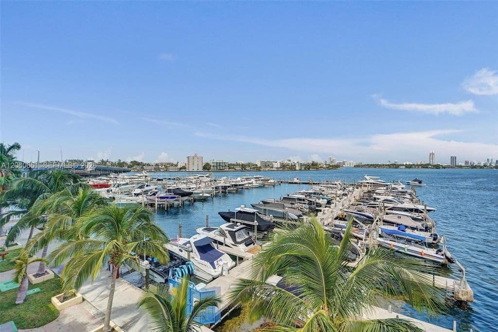 2+1 Condo — 7601 E Treasure Dr APT 717
