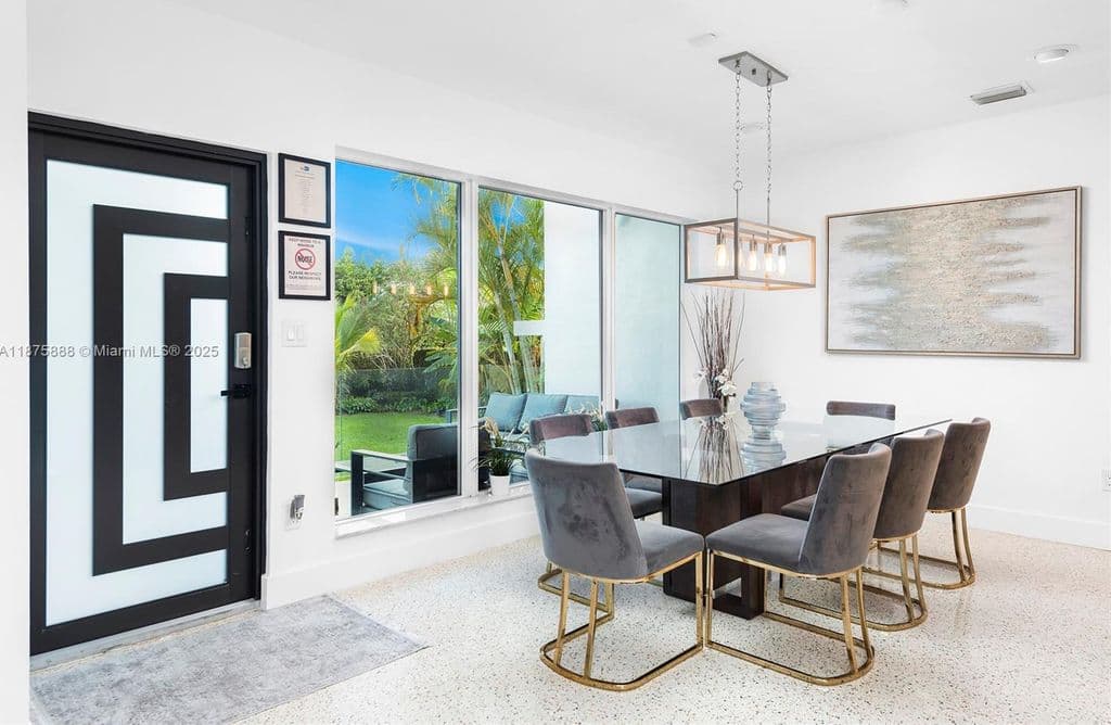5+1 Müstakil ev — 1019 NE 87th St