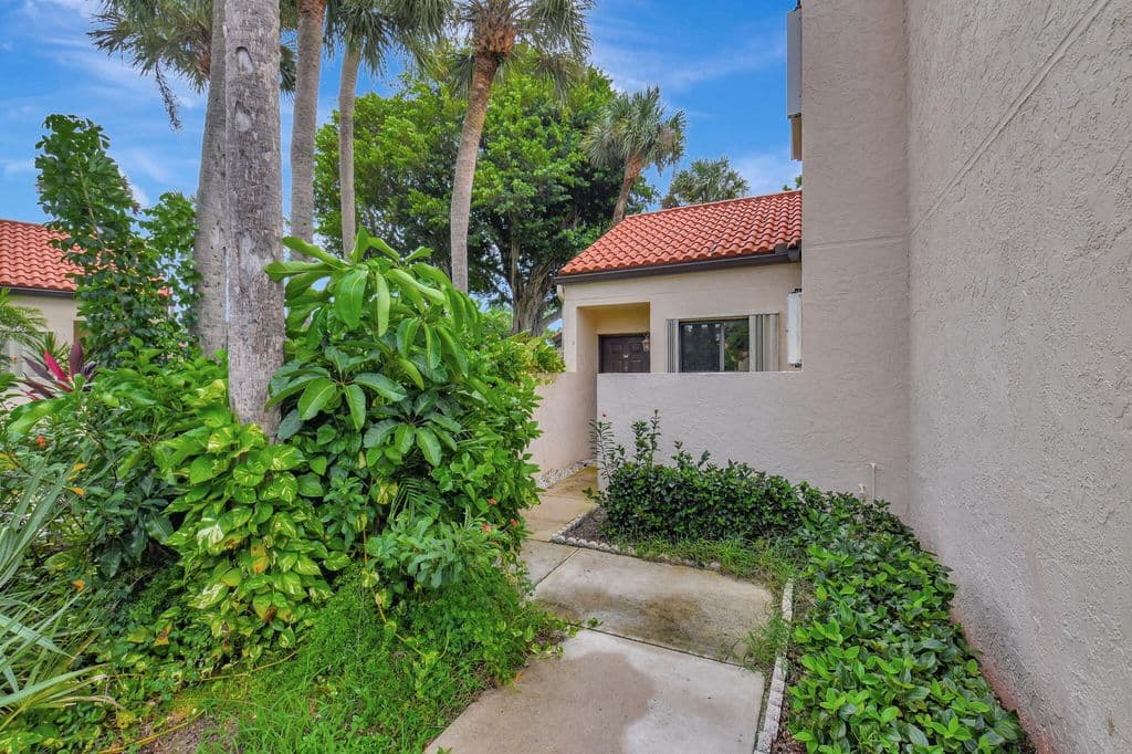 2-bedroom Property — 22 Via De Casas Sur #101