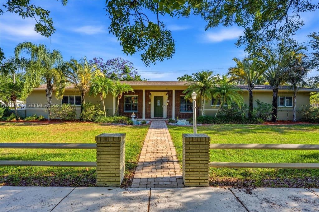 4+1 Müstakil ev — 8495 SW 160th St