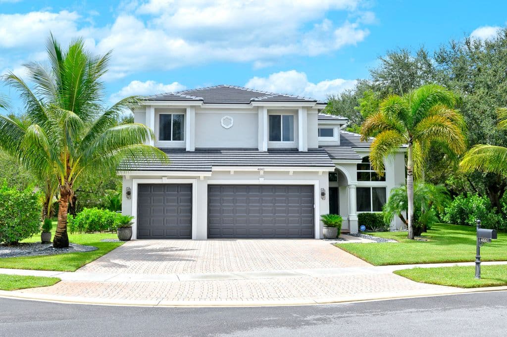 5-bedroom Single-Family Home — 4661 Manderly Drive