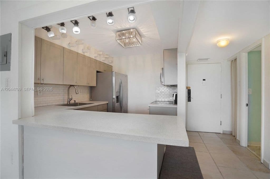 1+1 Condo — 6900 Bay Dr APT 3H