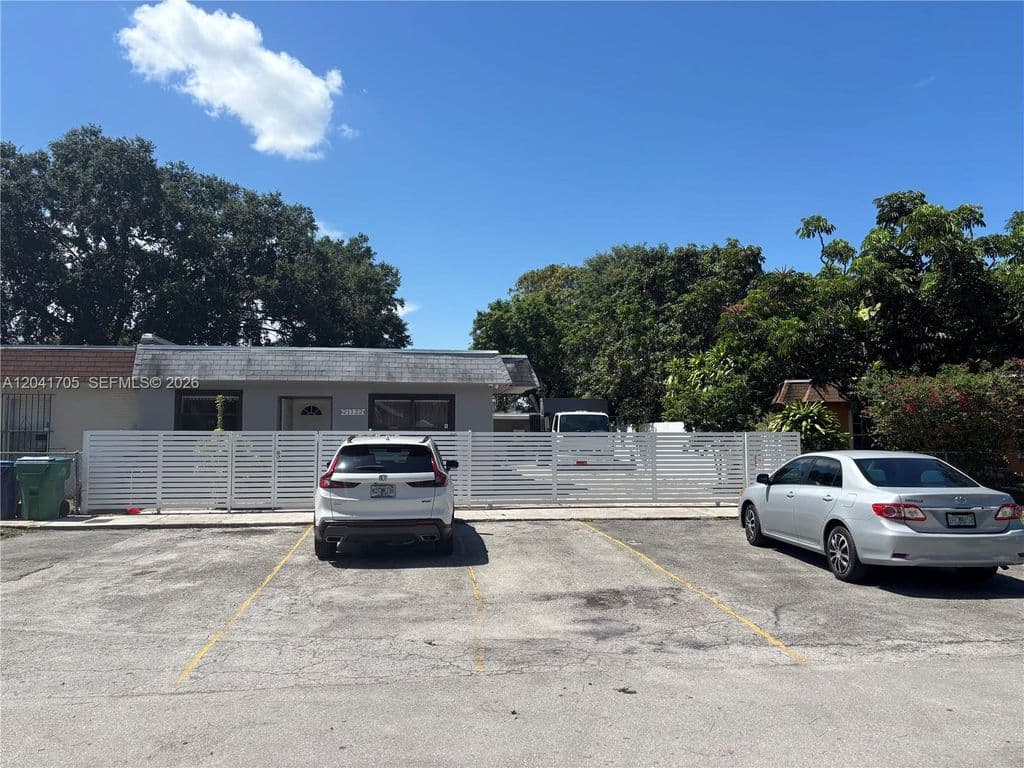 4+1 Mülk — 21122 NW 39th Ave
