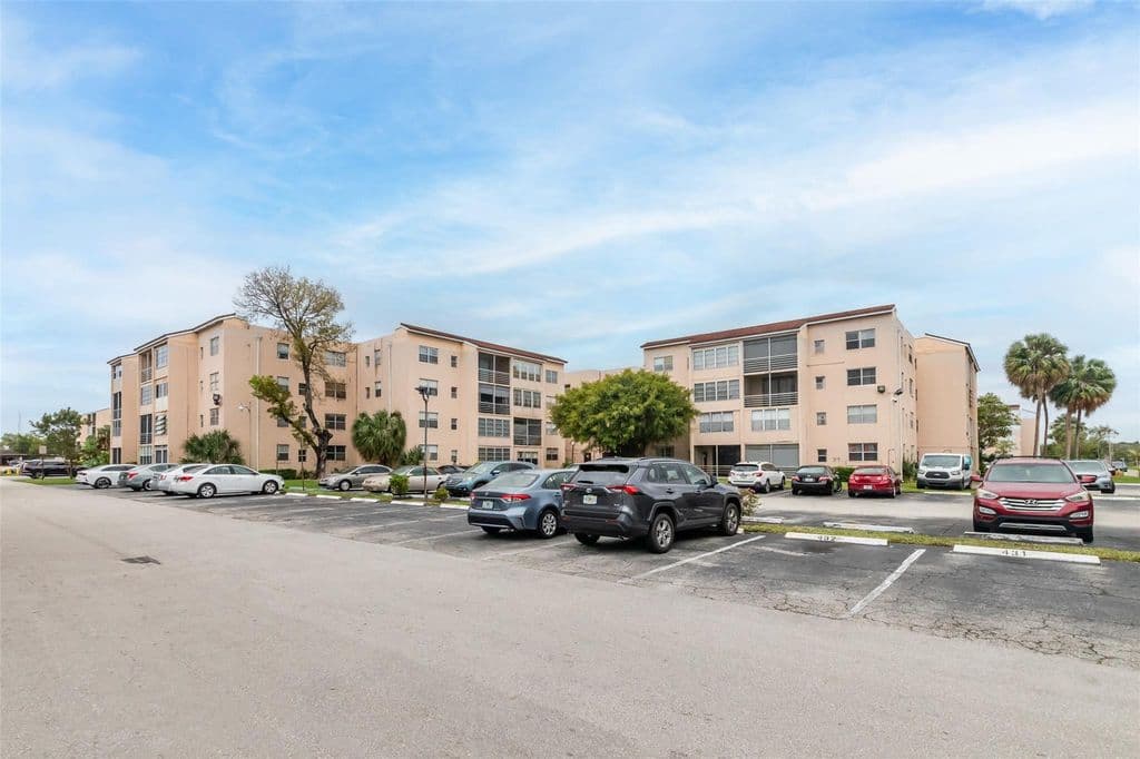 2+1 Condo — 2840 Somerset Drive #403