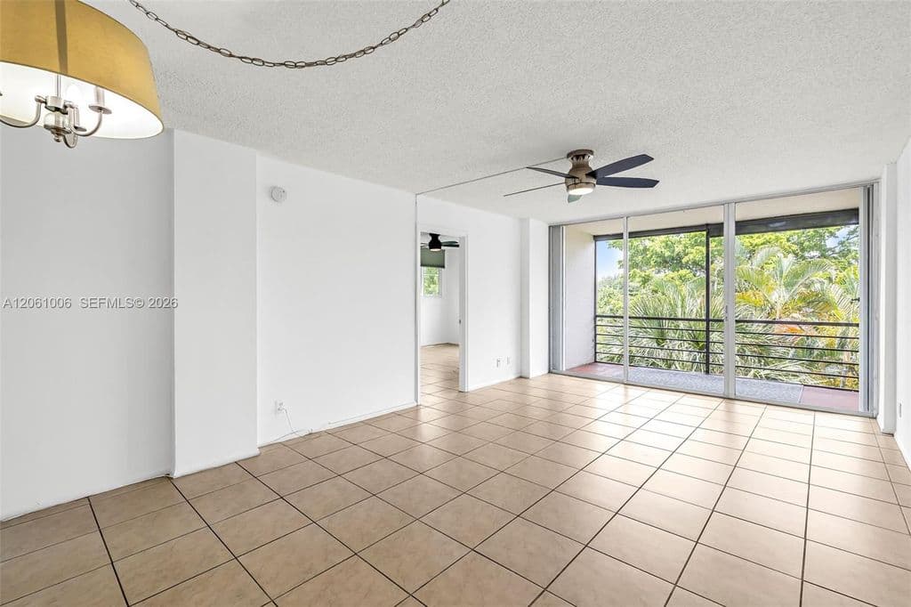 2+1 Condo — 112 Royal Park Dr APT 3A