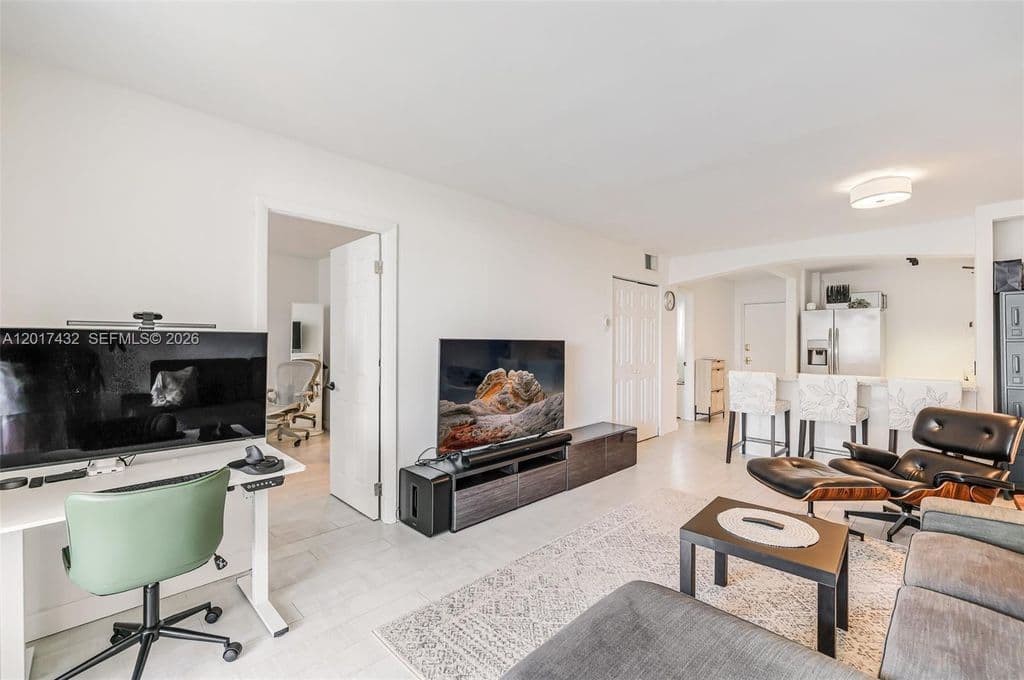 2+1 Condo — 1331 Lincoln Rd APT 704