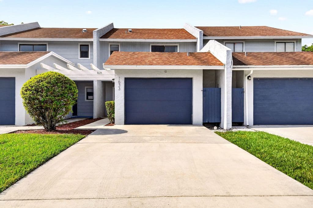 2-bedroom Property — 1633 Woodbridge Lakes Circle #1633