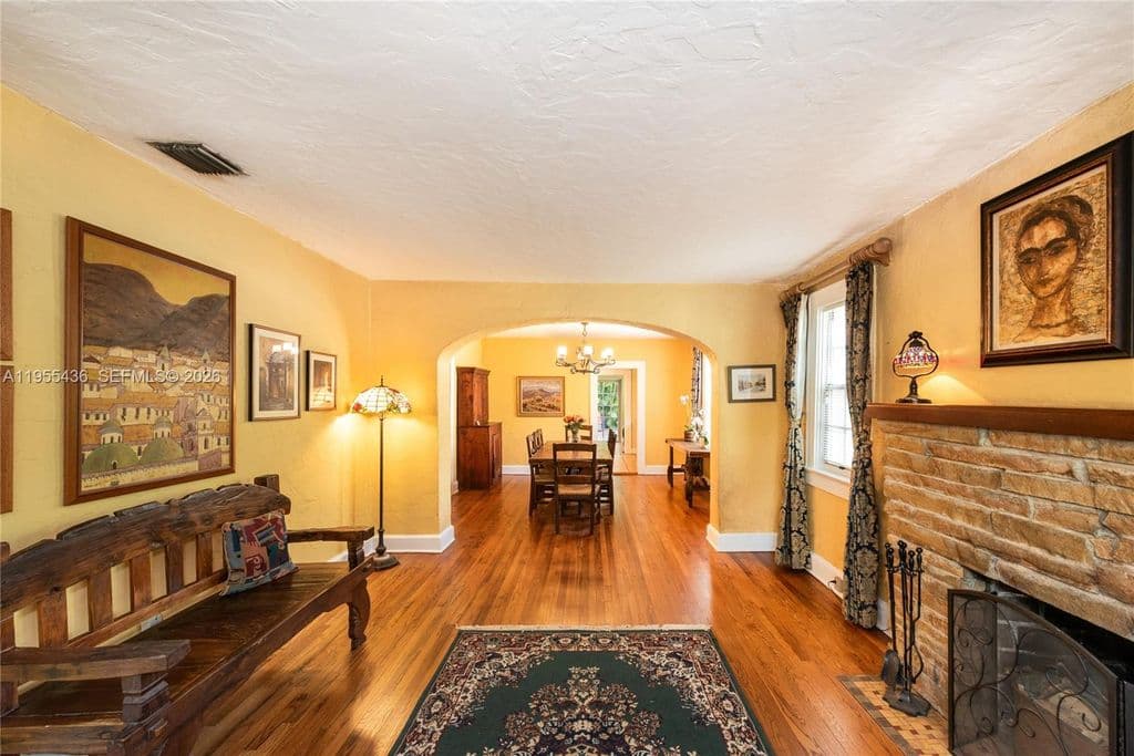 2+1 Müstakil ev — 1256 Algeria Ave