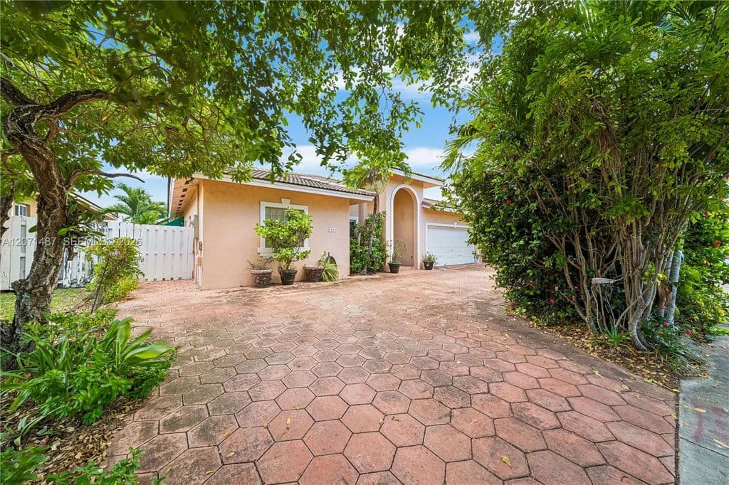 5-bedroom Single-Family Home — 1220 SW 139th Ave