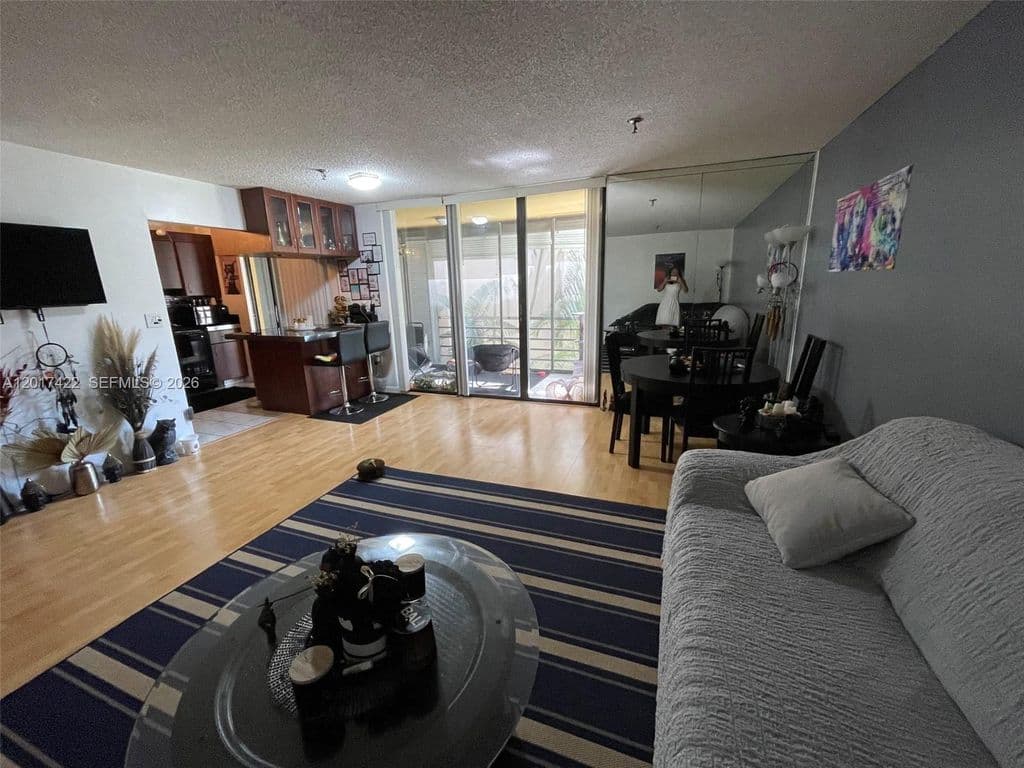 1+1 Condo — 671 NE 195th St APT 207