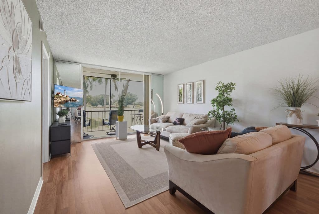 1+1 Condo — 9823 S Hollybrook Lake Drive #206