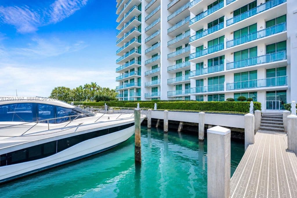 4-bedroom Condo — 7928 East Dr APT 1804