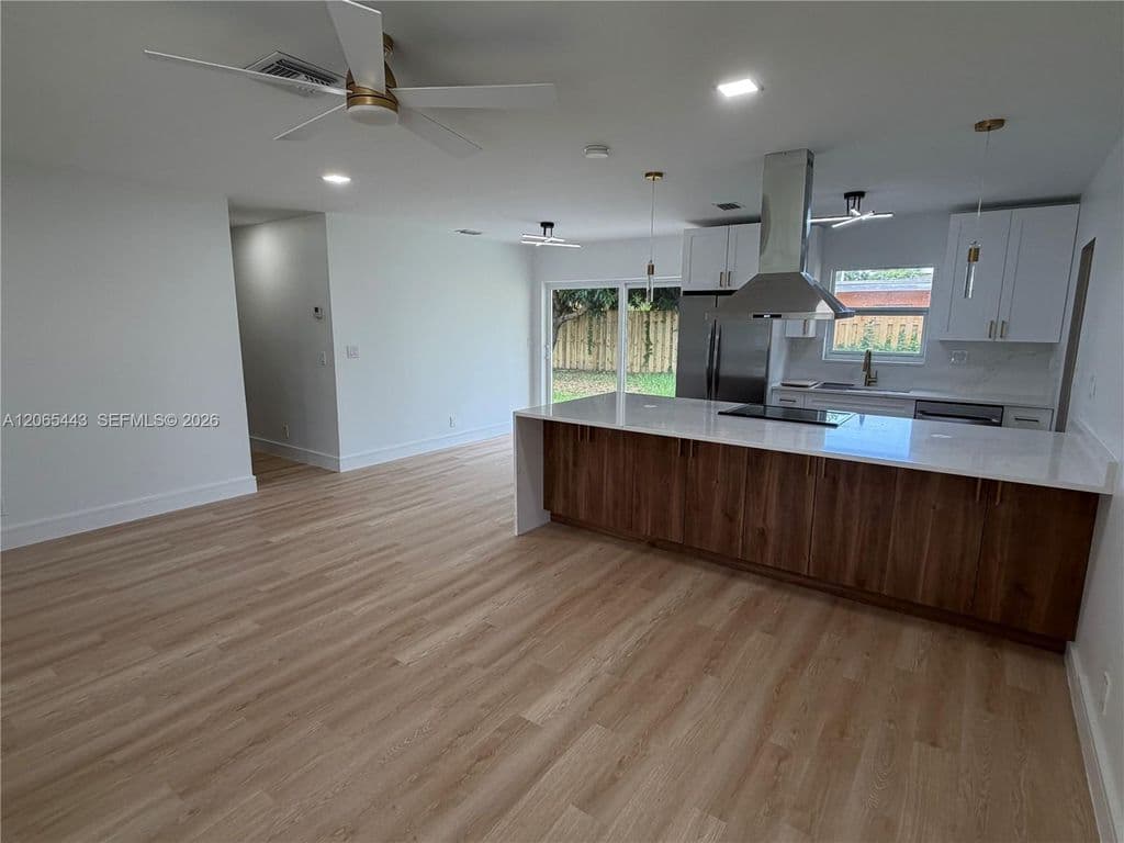 4+1 Müstakil ev — 110 NE 17th Ct