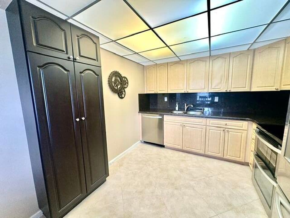 2-bedroom Condo — 1049 Lincoln C
