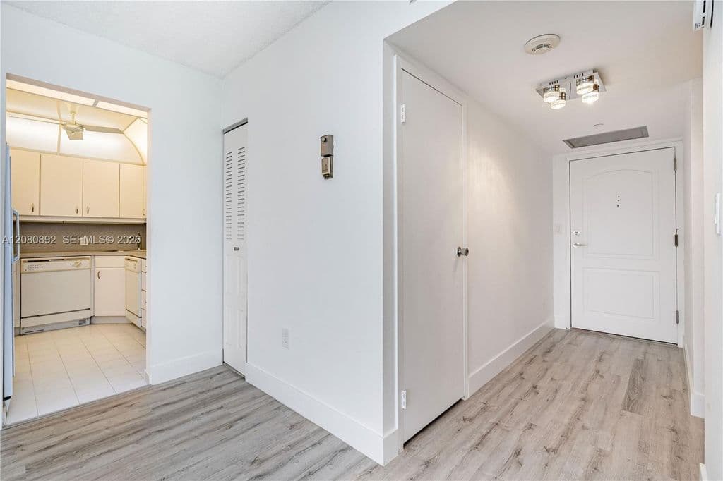 1+1 Condo — 3625 N Country Club Dr APT 901